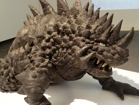 地底怪獣め、ナパーム手榴弾を食らえ!